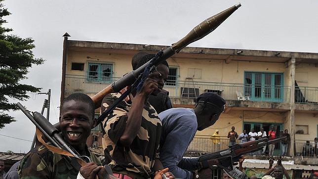 Helicópteros de la ONU lanzan misiles cerca de la residencia oficial de Gbagbo