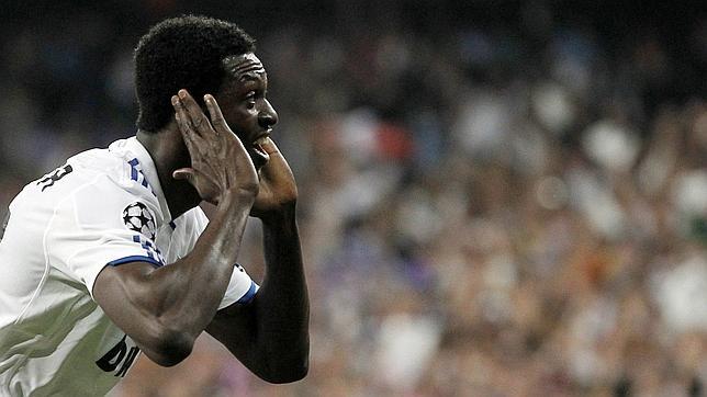 Adebayor se harta de los gritos racistas