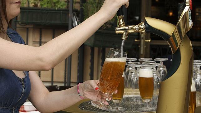 Presentan un aparato que permite fabricar cerveza casera en siete días