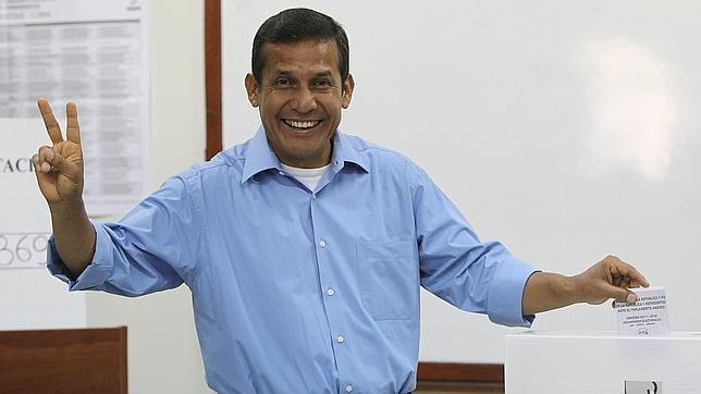 Humala y Fujimori, los primeros candidatos a la presidencia de Perú en votar
