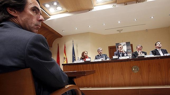 Aznar critica el ataque militar contra el régimen de Gadafi, un «amigo» de Occidente