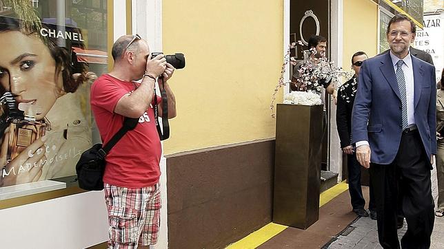 Dos adolescentes confunden a Rajoy con Zapatero durante un paseo por Tenerife