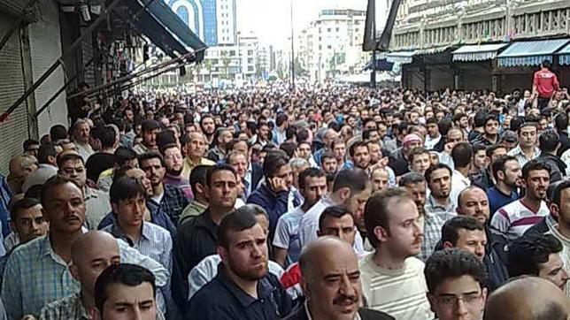 Las fuerzas sirias disparan contra miles de manifestantes en Homs