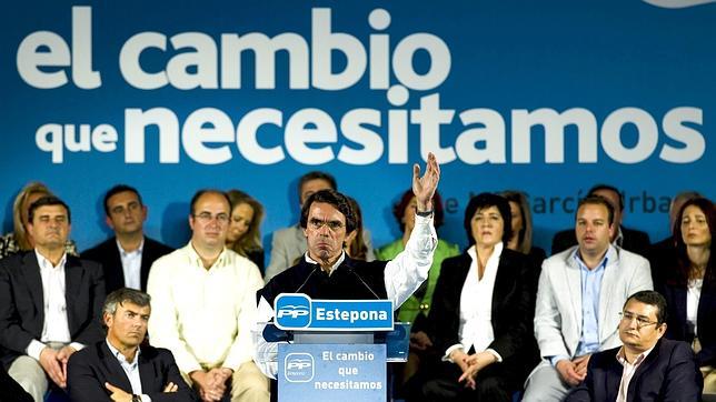 El Gobierno calla después de que Aznar le acusara de vender bombas de racimo