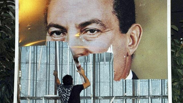 Egipto «borra» a Mubarak de sus calles