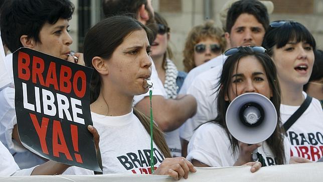 Una periodista norteamericana detenida junto a Manu Brabo llama a su familia