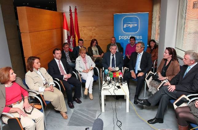 Más de la mitad de los ediles de PP y PSOE en las capitales no repetirá tras el 22-M