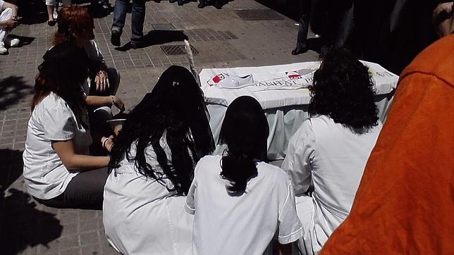 Los médicos llevan sus protestas al domicilio de Artur Mas