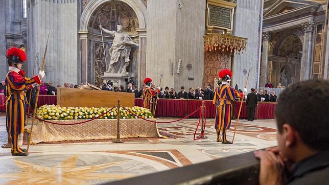 La tumba de Juan Pablo II recibe al menos 12.000 visitantes a la hora