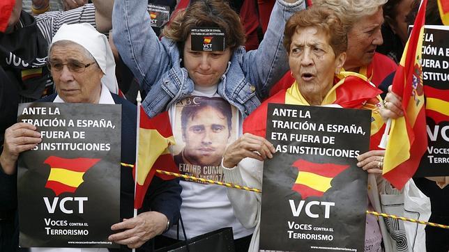 Las víctimas del terrorismo exigen que «el brazo político de ETA» no esté el 22-M