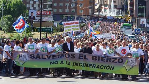 Más de 8.000 personas se manifiestan contra la incineración de residuos peligrosos en Cosmos