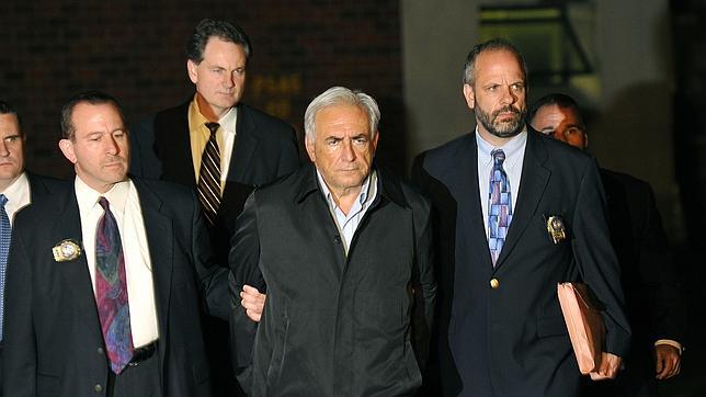 La ley francesa prohíbe publicar imágenes de Strauss-Kahn esposado