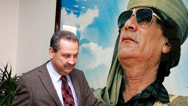 El ministro libio de Petróleo abandona a Gadafi y se refugia en Túnez