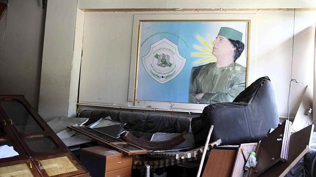 La OTAN destruye el búnker de mando de Gadafi cerca de Misrata