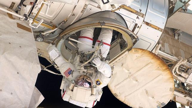 Los astronautas del «Endeavour» realizan el sexto paseo espacial más largo de la historia