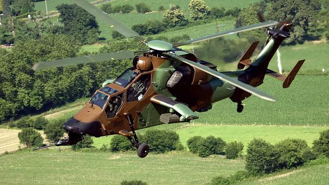 La OTAN despliega helicópteros de combate para atacar a Gadafi en tierra, según «Le Figaro»