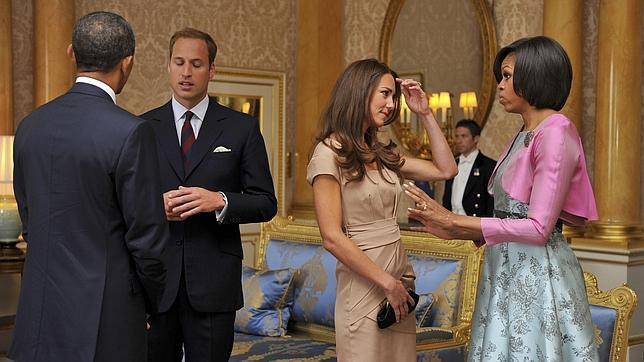 La Reina de Inglaterra da la bienvenida a Obama en el Palacio de Buckingham