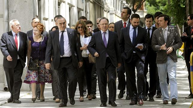 Seis asociaciones «indignadas» se querellan contrat el TC por avalar a Bildu