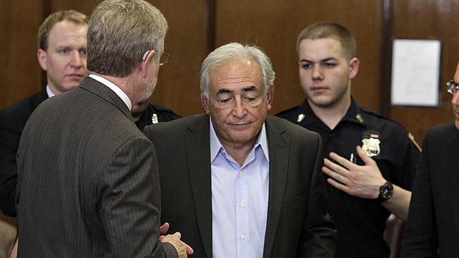 Emisarios de Strauss-Kahn ofrecen dinero a la familia de la camarera