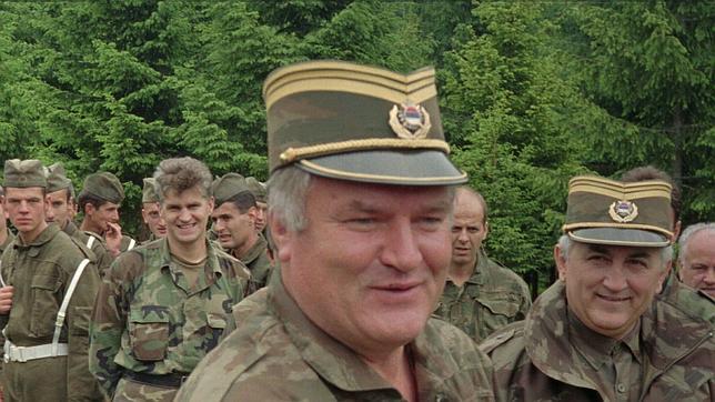Mladic sufrió un infarto cerebral y tiene una mano inmovilizada