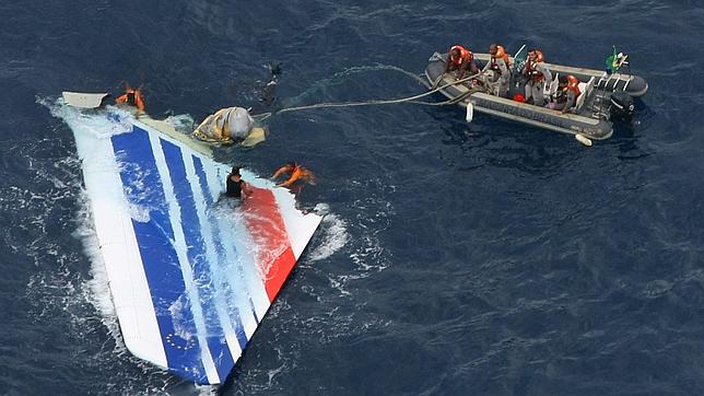 Recuperan 75 cuerpos de los restos del avión de Air France accidentado en 2009