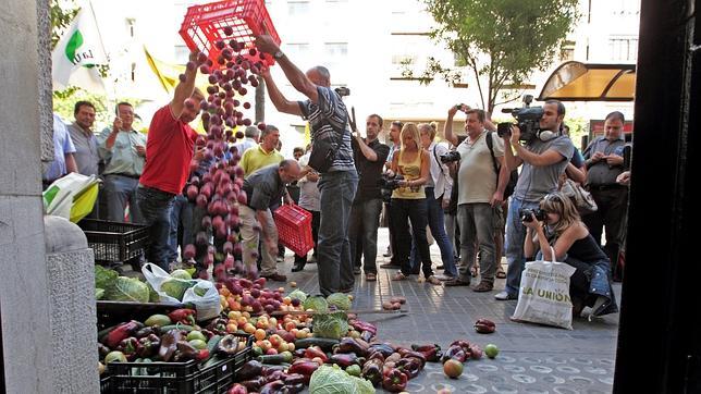 Los agricultores exhiben su indignación frente al Consulado alemán