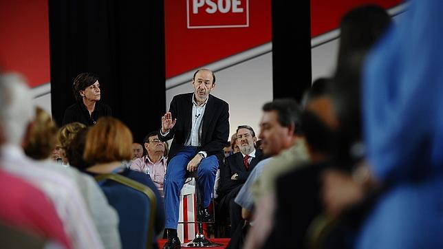 Rubalcaba trabaja en un proyecto con nuevos «matices» a la política de Zapatero