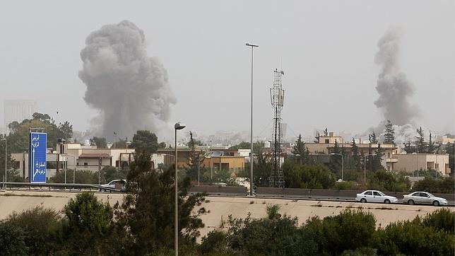Los intensos bombardeos de la OTAN acaban con 10 bases militares de Gadafi