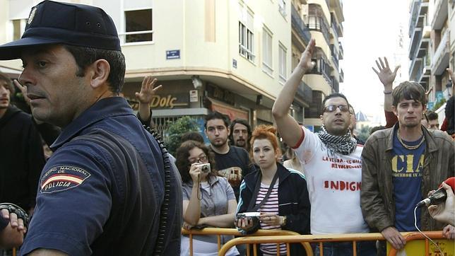 Detenida una joven del movimiento 15-M por impedir el paso a los trabajadores de las Cortes valencianas