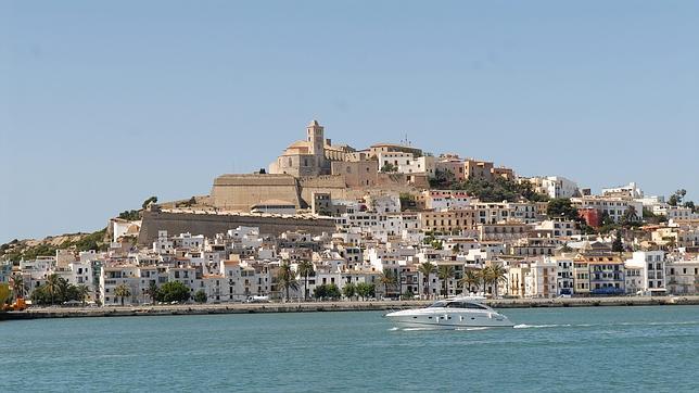 El Gobierno revisa al alza la previsión de llegadas de turistas, hasta el 4%