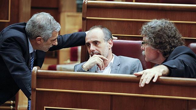 Llamazares pide que IU expediente a los concejales que apoyaron al PP