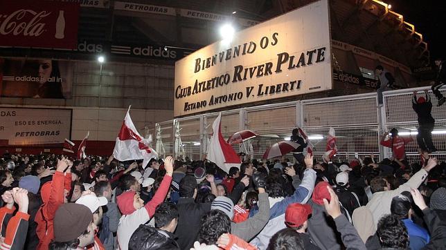 Hinchas de River asaltan el Monumental pidiendo la dimisión de Passarella