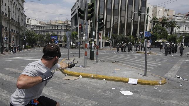 Una treinta de detenidos y decenas de heridos en nuevos disturbios en Atenas