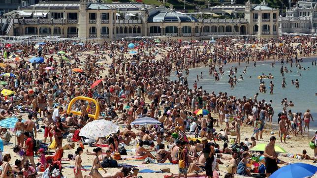 Los españoles siguen viajando, pero eligen destinos más cercanos por la crisis