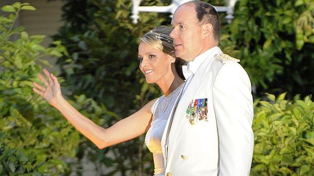 Los recién casados Príncipes de Mónaco ofrecen un «brunch» antes de partir a Sudáfrica