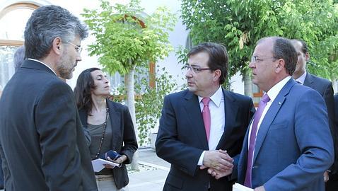 Monago reducirá a 7 las consejerías y recortará del 50 al 70% los altos cargos