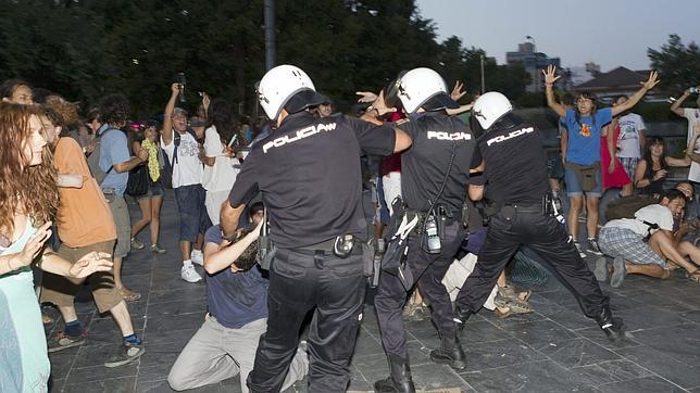 La Policía carga contra una manifestación improvisada de «indignados» en Palma