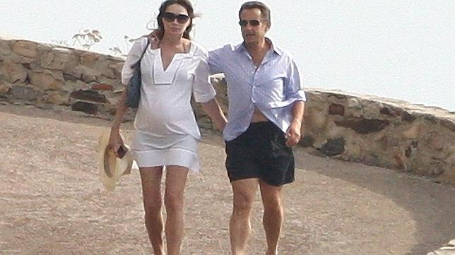 Carla Bruni luce embarazo con Nicolás Sarkozy en la Costa Azul