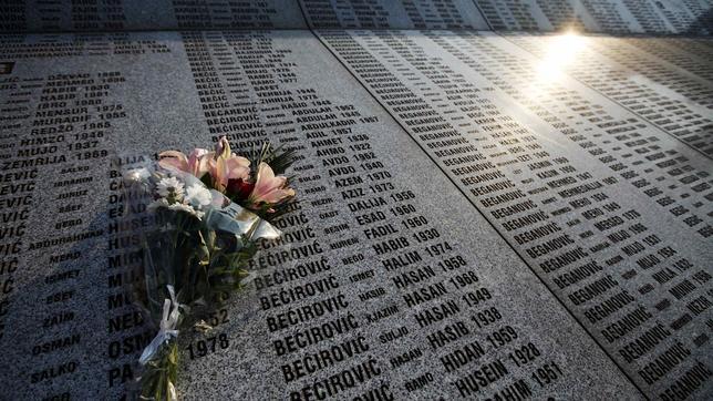 Primer aniversario de la matanza de Srebrenica con Karadzic y Mladic entre rejas