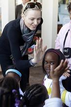 Charlene de Mónaco se estrena como princesa con actividades solidarias