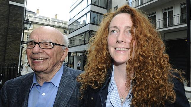 Murdoch rectifica y comparecerá junto a Brooks el próximo martes en el Parlamento