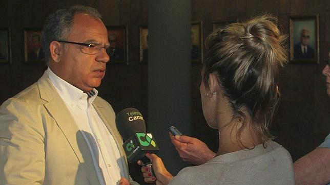 El senador de La Gomera niega la agresión a la Policía y dice que «el único humillado» fue él
