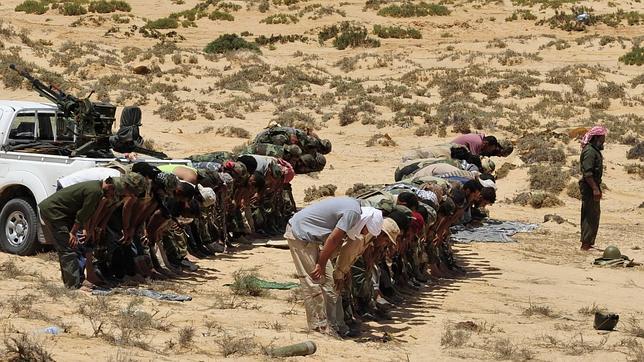 Francia contempla un escenario con Gadafi en Libia, pero «apartado de la vida política»