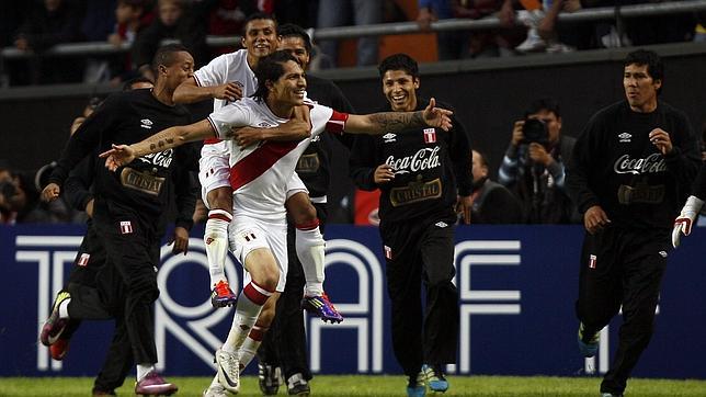 Perú festeja el tercer puesto con «vinotinto»