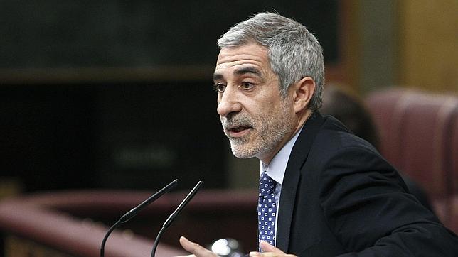 Llamazares actúa como «cartero» de los «indignados»