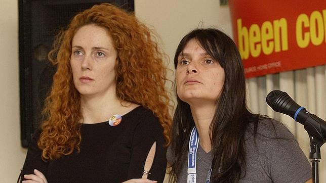 Rebekah Brooks regaló un teléfono pinchado a la madre de la niña asesinada