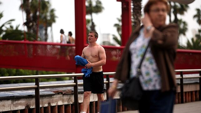 Barcelona pone 37 denuncias en dos meses por pasear desnudo o en bañador