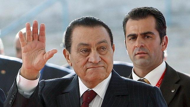Un débil Mubarak se enfrenta a una posible pena de muerte en el juicio que arranca este miércoles