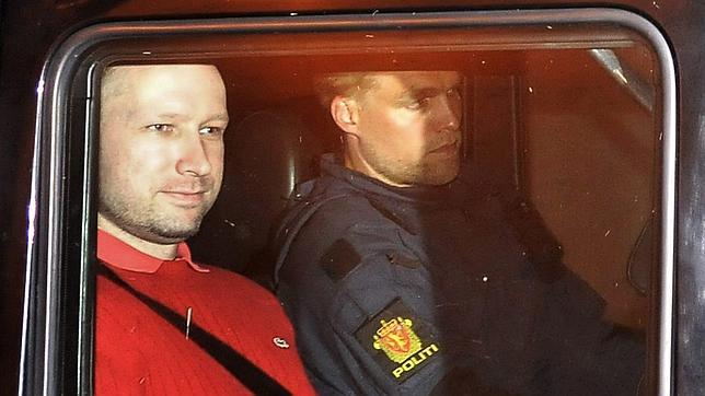 Breivik: «Comandante. La operación ha sido completada. Quiero entregarme»