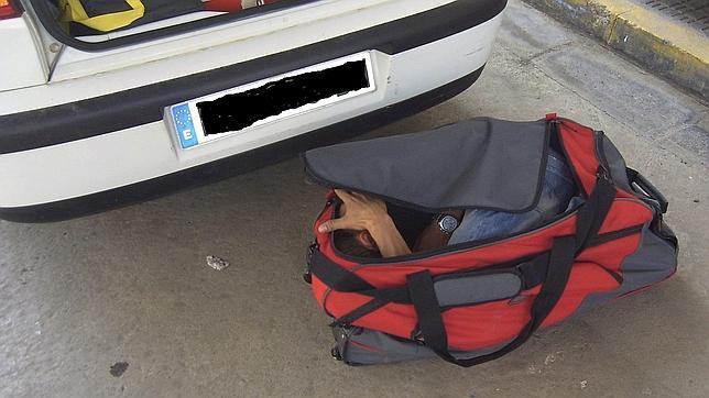 Hallan a un inmigrante dentro de una bolsa de deportes en un maletero